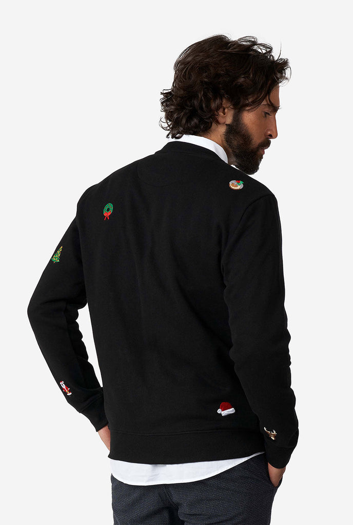 Mann, der schwarzen Weihnachtspullover mit Weihnachtselikonen trägt, Blick von hinten