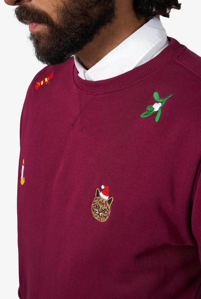 Mann, der burgunderrote rote Weihnachtspullover mit Weihnachtselikonen trägt, Nahaufnahme