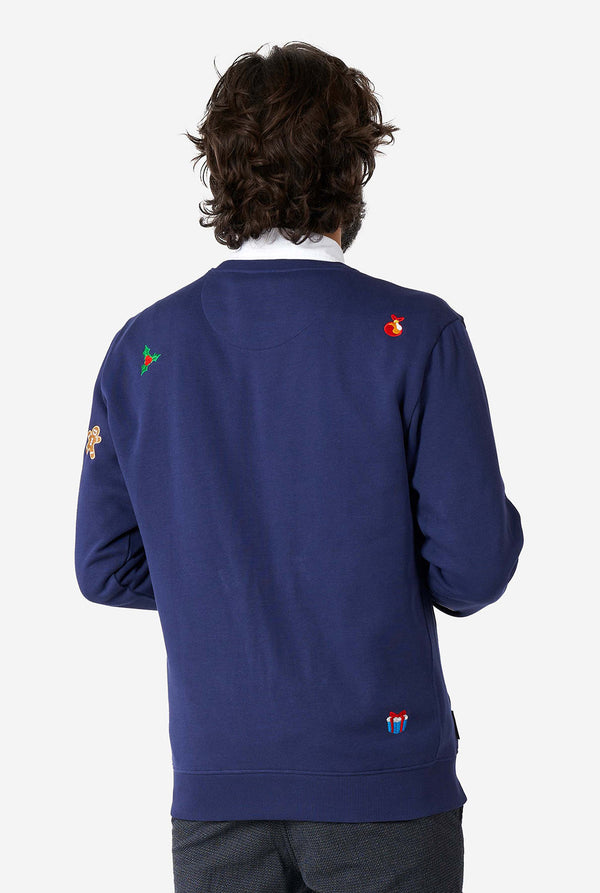 Mann, der blauen Weihnachtspullover mit Weihnachtselikonen trägt, Blick von hinten