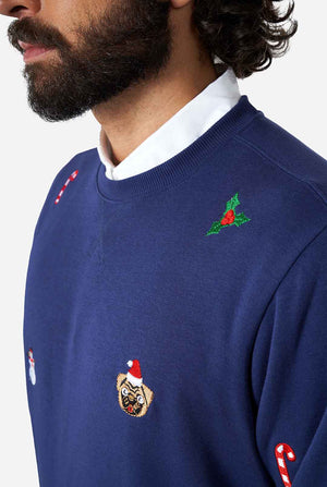 Mann, der blauen Weihnachtspullover mit Weihnachtselikonen trägt, Nahaufnahme