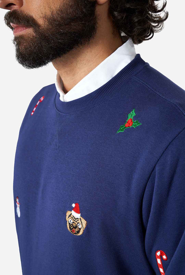 Mann, der blauen Weihnachtspullover mit Weihnachtselikonen trägt, Nahaufnahme