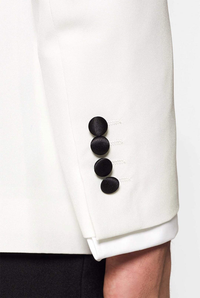 Weiß mit schwarzem Smokinganzug perlweiß von Mann getragen, Nahaufnahme Ärmel