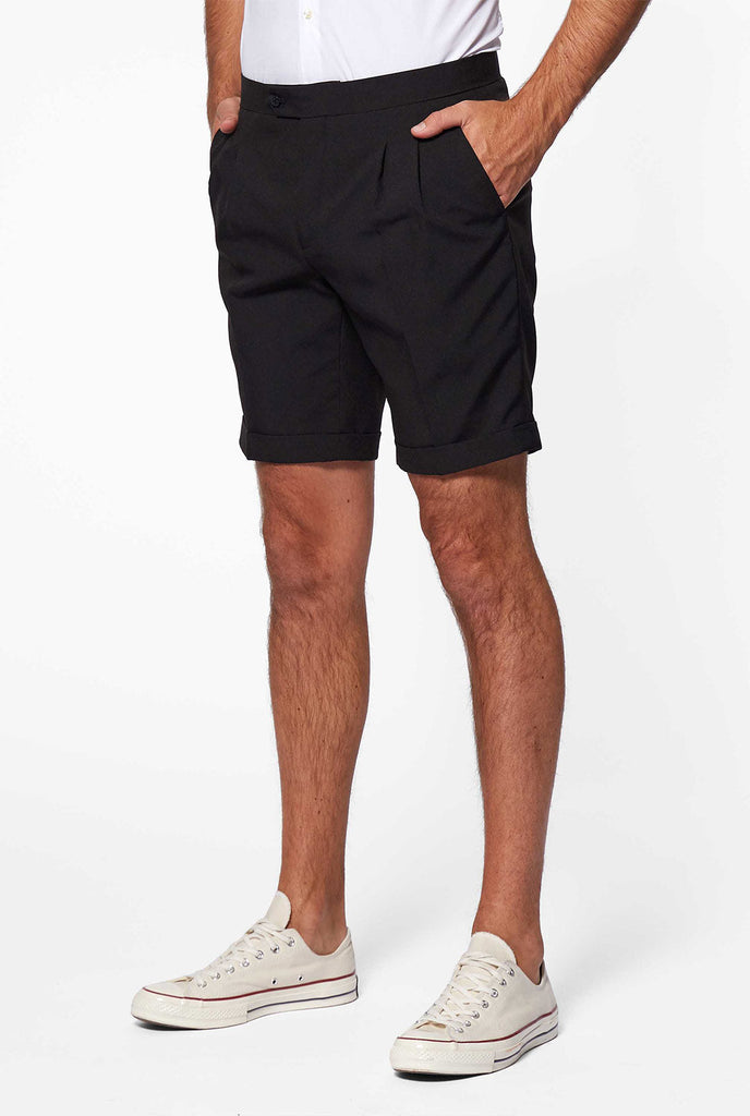 Mann, der schwarze Shorts trägt, teil des roten Sommertuxedos mit Blumendruck