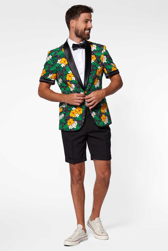 Mann, der Sommertuxedo mit Blumendruck trägt