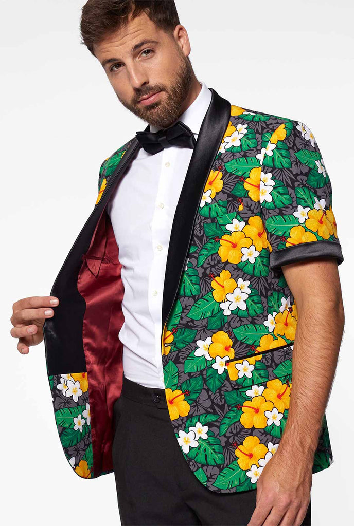 Mann, der Sommertuxedo mit Blumendruck trägt
