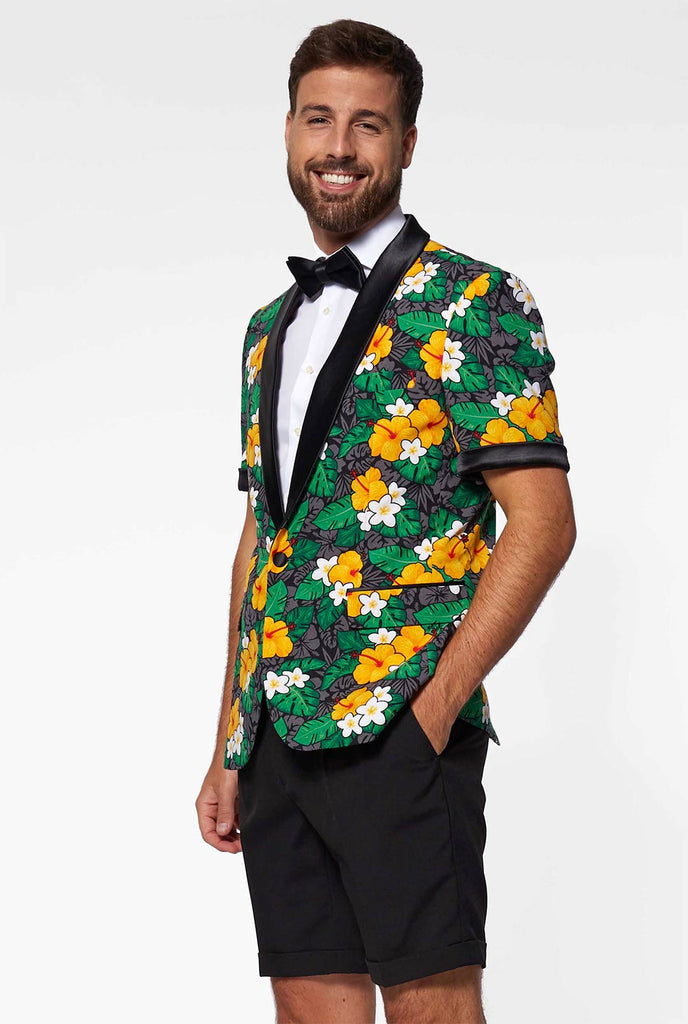 Mann, der Sommertuxedo mit Blumendruck trägt
