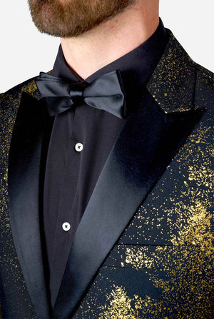 Mann, der schwarzen Blazer mit goldenem Weihnachtsbaumdruck trägt, Nahaufnahme