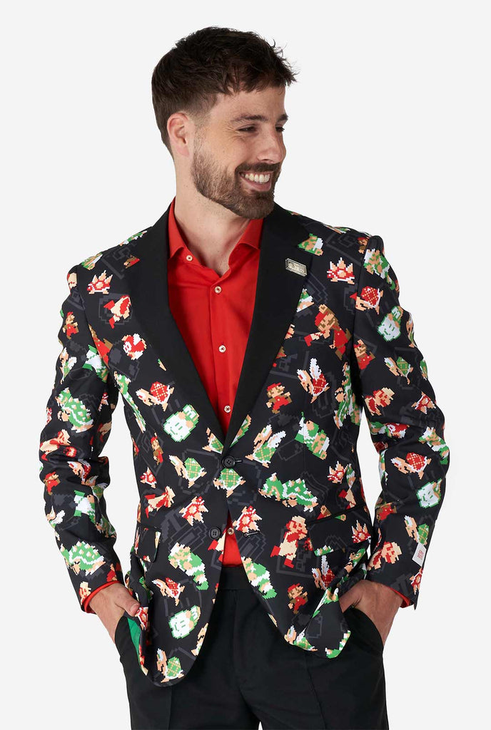 Mann, der schwarzen Blazer mit Retro Super Mario -Charakteren trägt