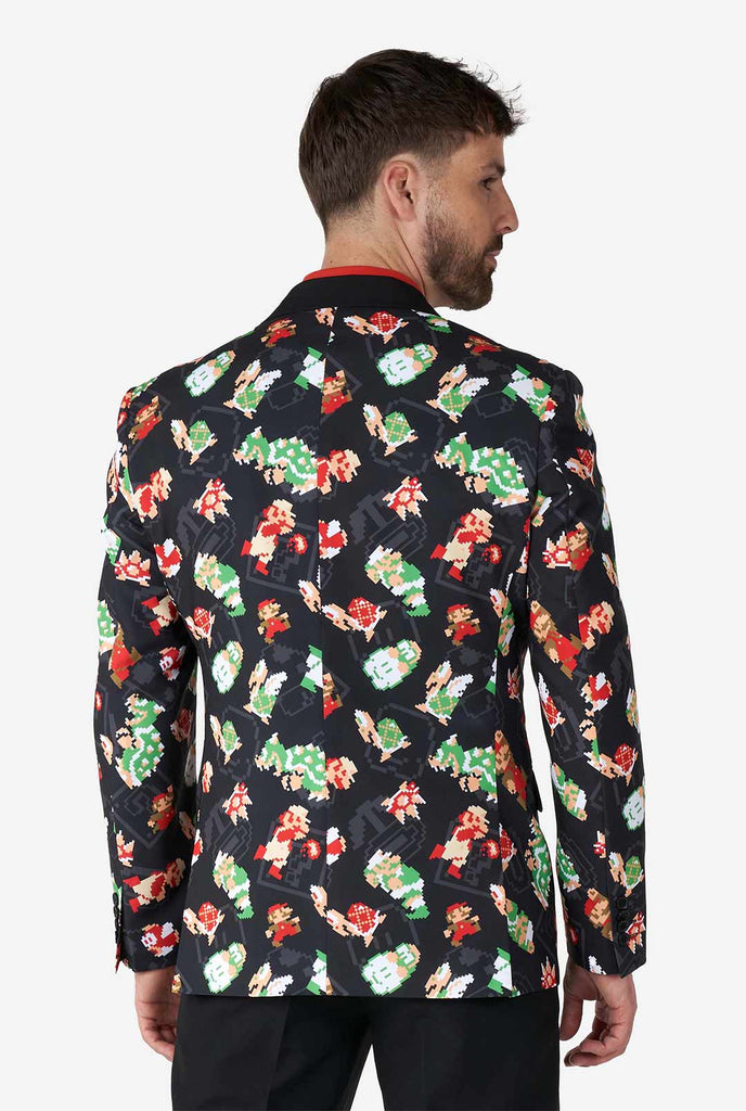 Mann trägt einen schwarzen Blazer mit Retro Super Mario Charakteren Druck, Blick von hinten