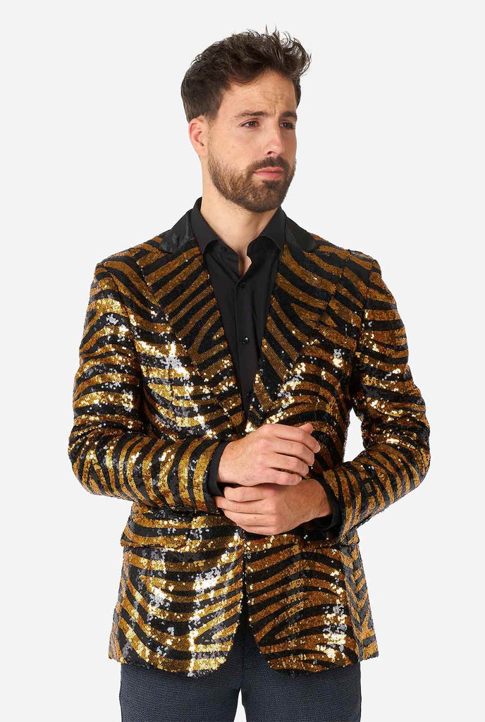 Mann, der schwarze und goldene Pailletten Tiger Stripe Blazer trägt