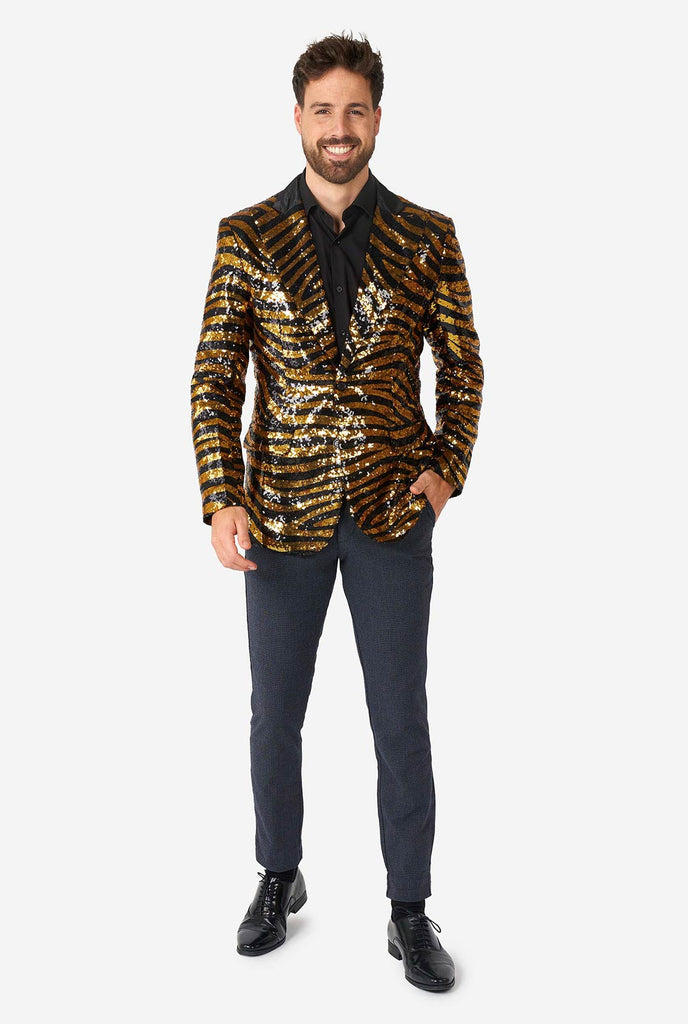 Mann, der schwarze und goldene Pailletten Tiger Stripe Blazer trägt