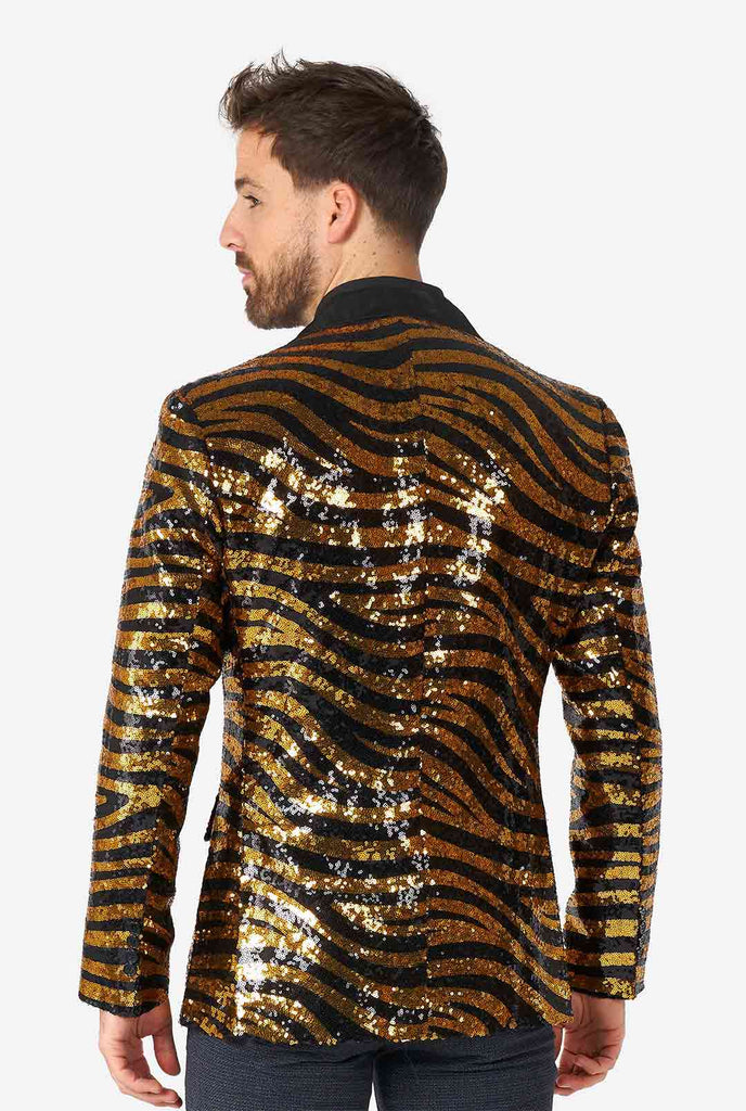 Mann, der schwarze und goldene Pailletten Tiger Stripe Blazer trägt, Blick von hinten