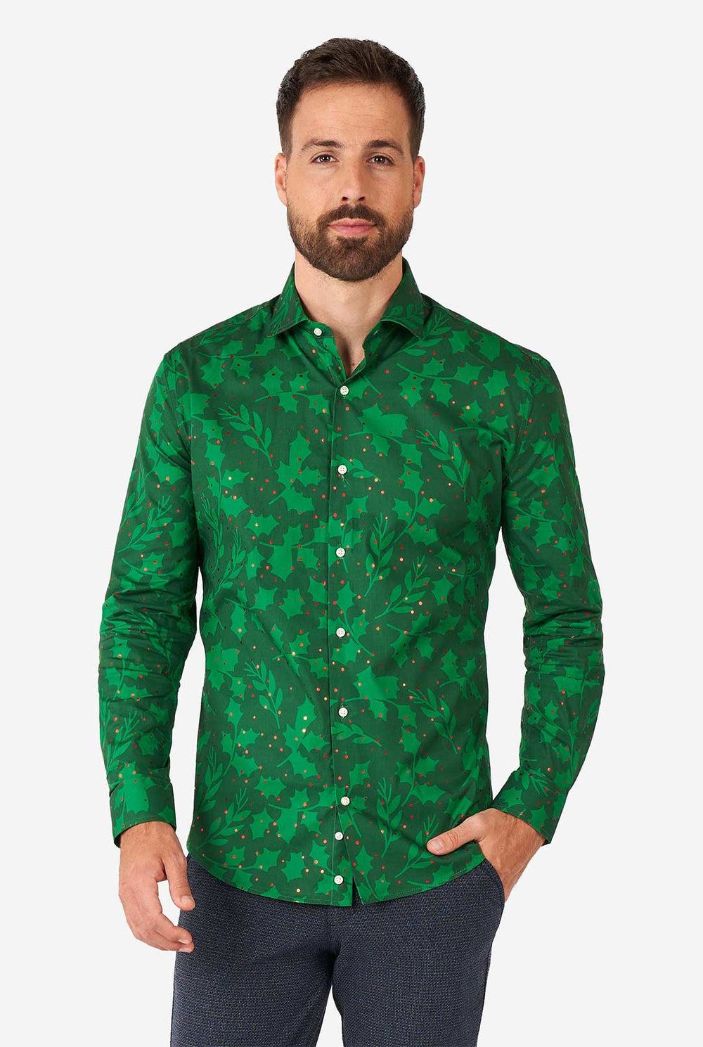 Mann trägt ein grünes Weihnachtshemd mit Holly und Misteldruck