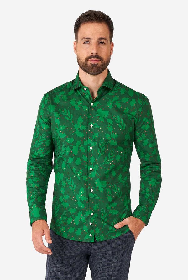 Mann trägt ein grünes Weihnachtshemd mit Holly und Misteldruck