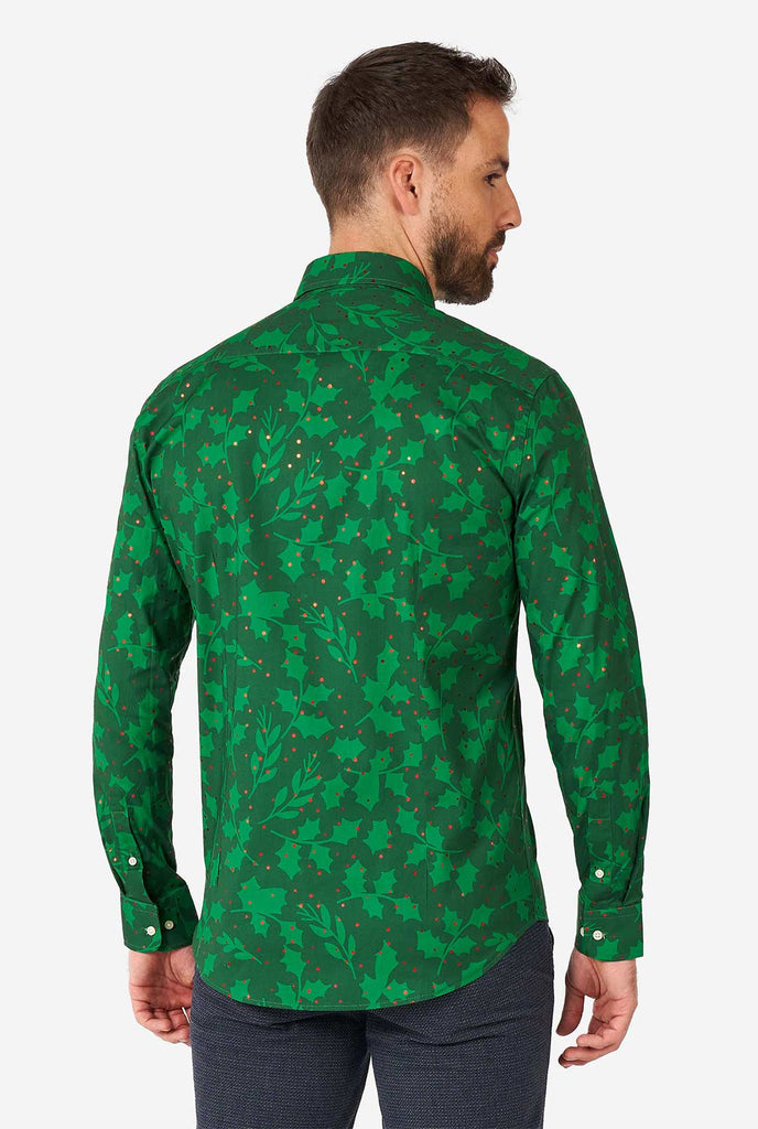 Mann trägt ein grünes Weihnachtshemd mit Holly und Misteldruck, Blick von hinten