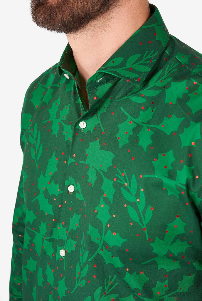 Mann trägt ein grünes Weihnachtshemd mit Holly und Misteldruck, Nahaufnahme