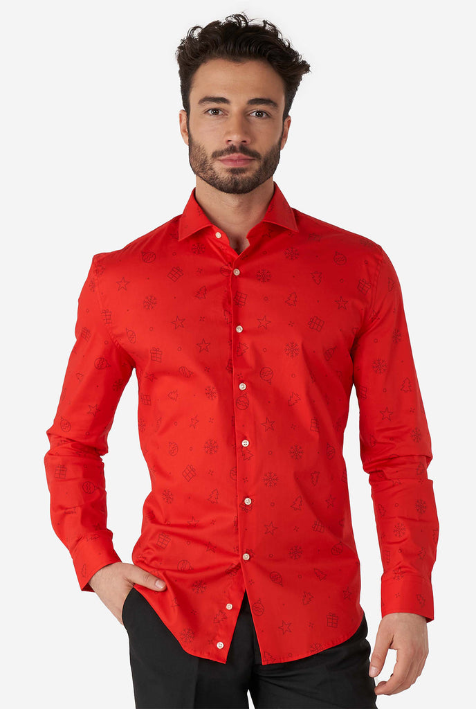 Mann, der rotes Hemd mit Weihnachtselikonen trägt
