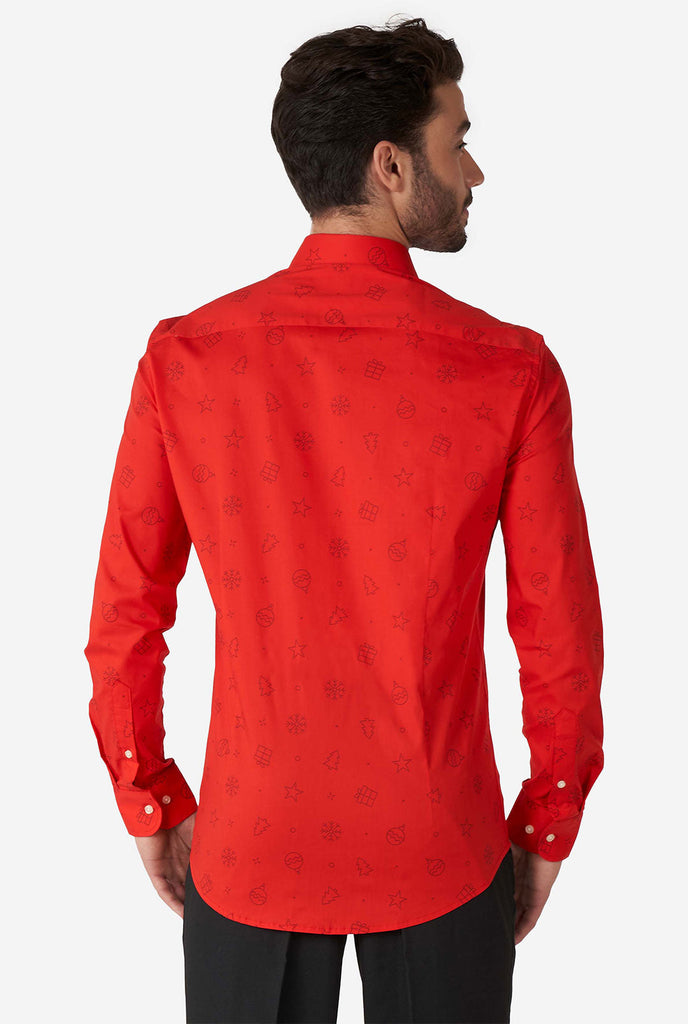Mann, der rotes Hemd mit Weihnachtselikonen trägt, Blick von hinten
