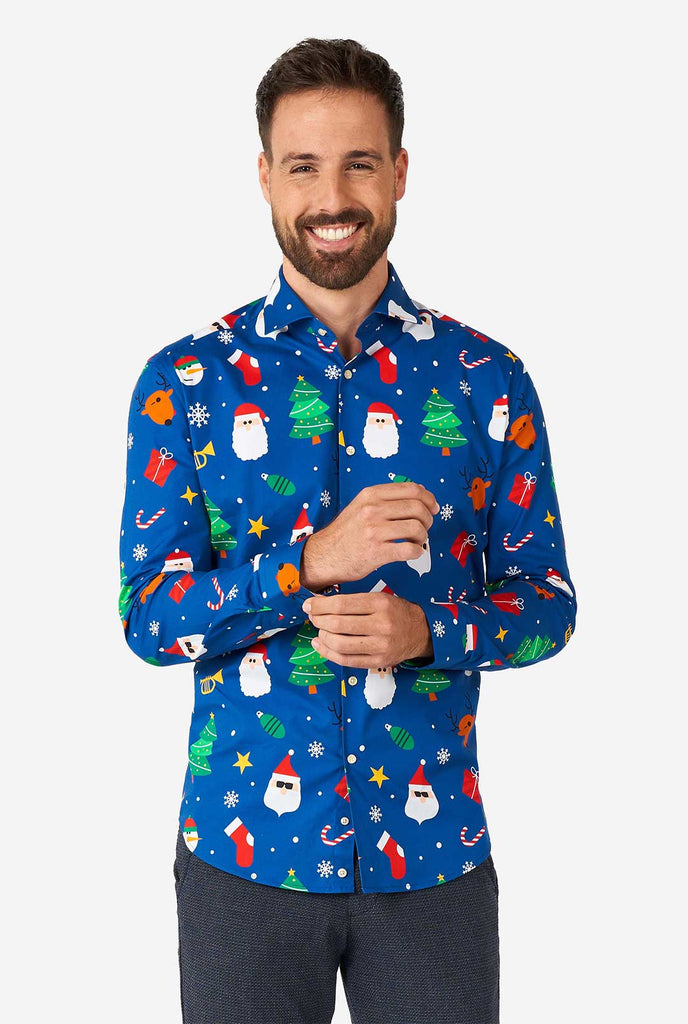 Mann, der blaues Weihnachtshemd mit Weihnachtselikonen trägt