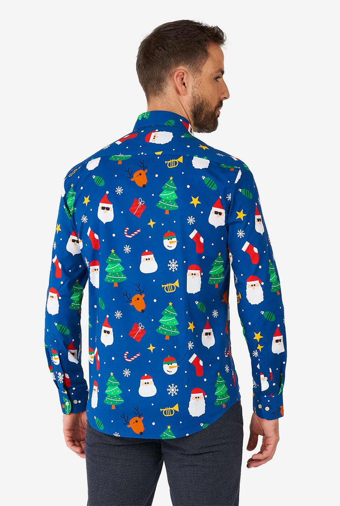 Mann, der blaues Weihnachtshemd mit Weihnachtssymbolen trägt, Blick von hinten