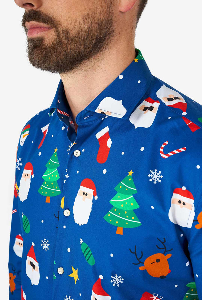 Mann trägt blaues Weihnachtshemd mit Weihnachtselikonen, Nahaufnahme
