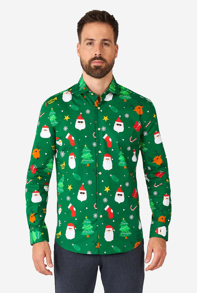 Mann trägt ein grünes Weihnachtshemd mit Weihnachtselikonen