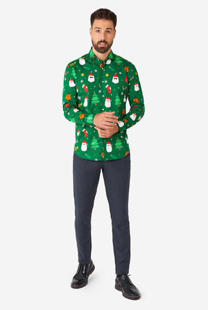 Mann trägt ein grünes Weihnachtshemd mit Weihnachtselikonen
