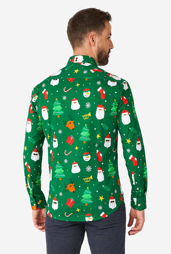 Mann, der ein grünes Weihnachtshemd mit Weihnachtssymbolen trägt, Blick von hinten