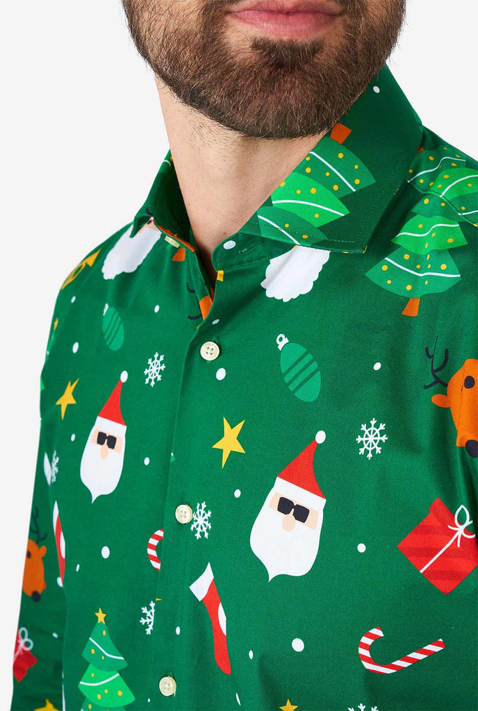 Mann, der ein grünes Weihnachtshemd mit Weihnachtssymbolen trägt, Nahaufnahme