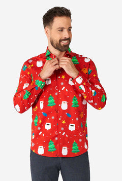 Mann trägt rotes Weihnachtshemd mit Weihnachtselikonen