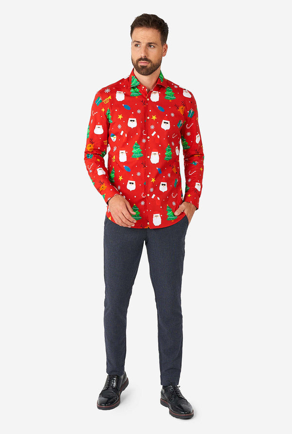 Mann trägt rotes Weihnachtshemd mit Weihnachtselikonen