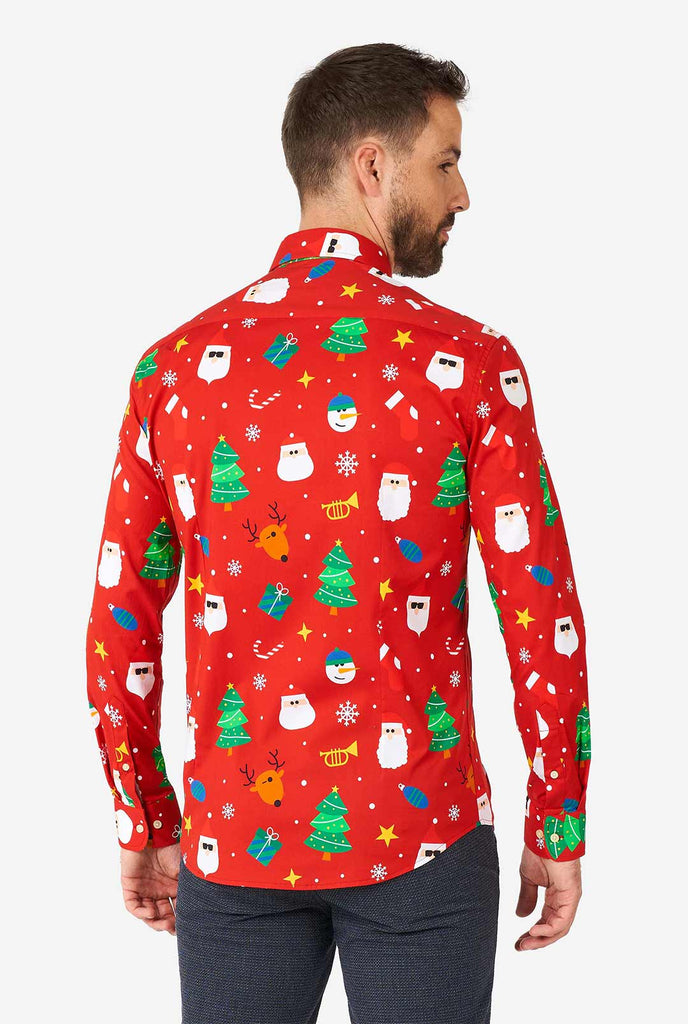 Mann, der rotes Weihnachtshemd mit Weihnachtselikonen trägt, Blick von hinten