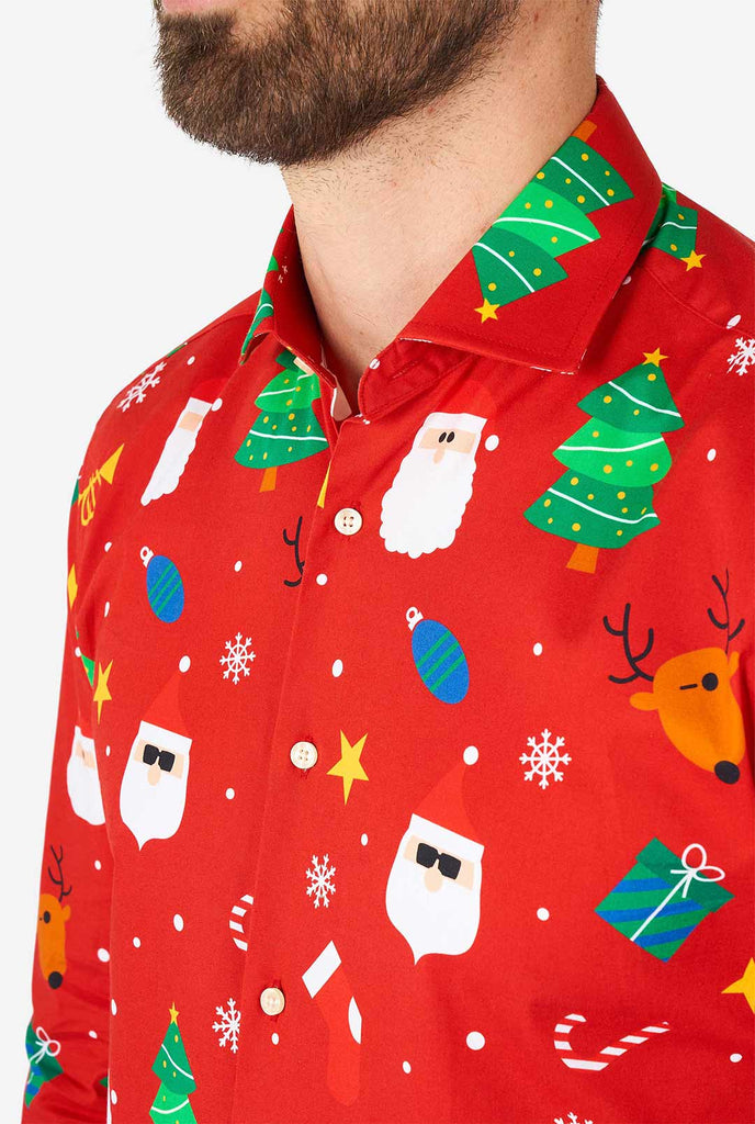 Mann, der rotes Weihnachtshemd mit Weihnachtselikonen trägt, Nahaufnahme