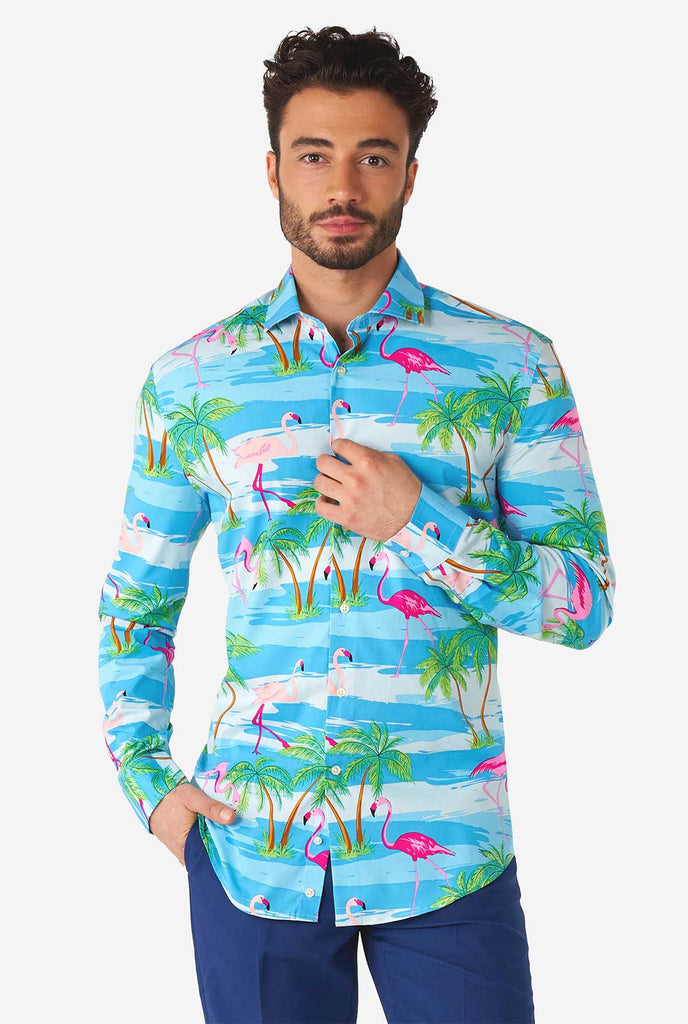 Mann, der hawaiianisches Hemd mit tropischem Flamingo -Druck trägt