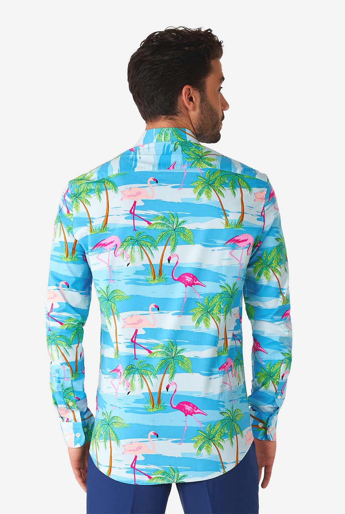 Mann, der hawaiianisches Hemd mit tropischem Flamingo -Druck trägt, Blick von hinten