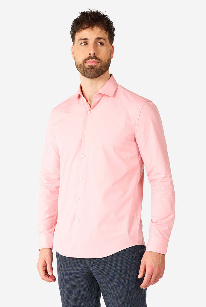 Mann, der ein weiches rosa Hemd trägt