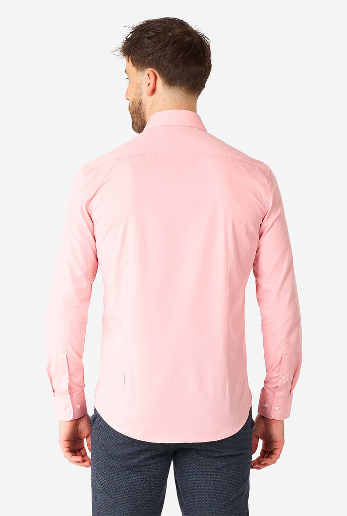 Mann trägt ein weiches rosa Hemd, Blick von hinten