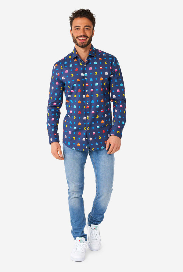 Mann trägt blaues Hemd mit Pac Man -Ikonen