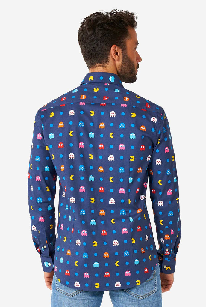 Mann, der blaues Hemd mit Pac-Man-Ikonen trägt, Blick von hinten