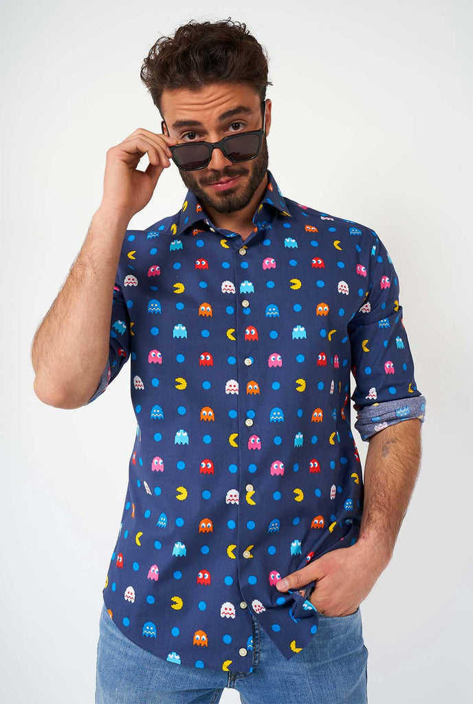 Mann trägt blaues Hemd mit Pac Man -Ikonen