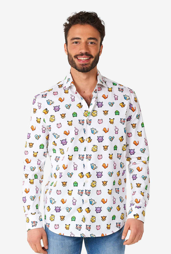 Mann, der weißes Hemd mit Pokemon -Ikonen trägt