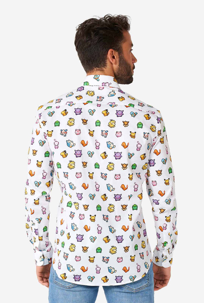 Mann, der weißes Hemd mit Pokemon -Ikonen trägt, Blick von hinten
