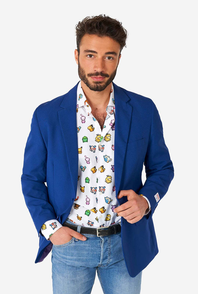 Mann, der weißes Hemd mit Pokemon -Ikonen trägt, mit Blaue Jacke