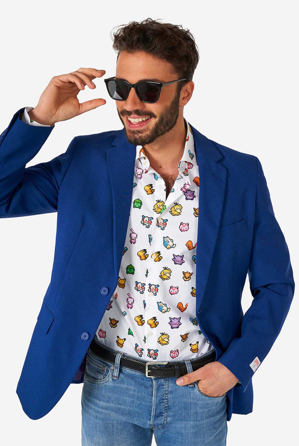 Mann, der weißes Hemd mit Pokemon -Ikonen trägt, mit Blaue Jacke