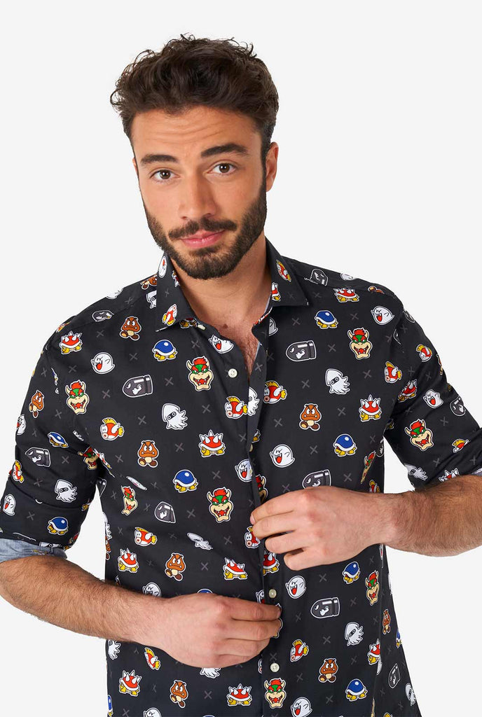 Mann trägt schwarzes Hemd mit Super Mario Böse Jungs Ikonen, Nahaufnahme