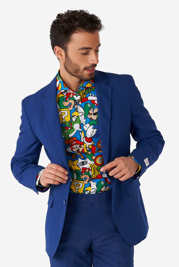Mann trägt Hemd mit Super Mario -Ikonen und Blaue Herrenanzug