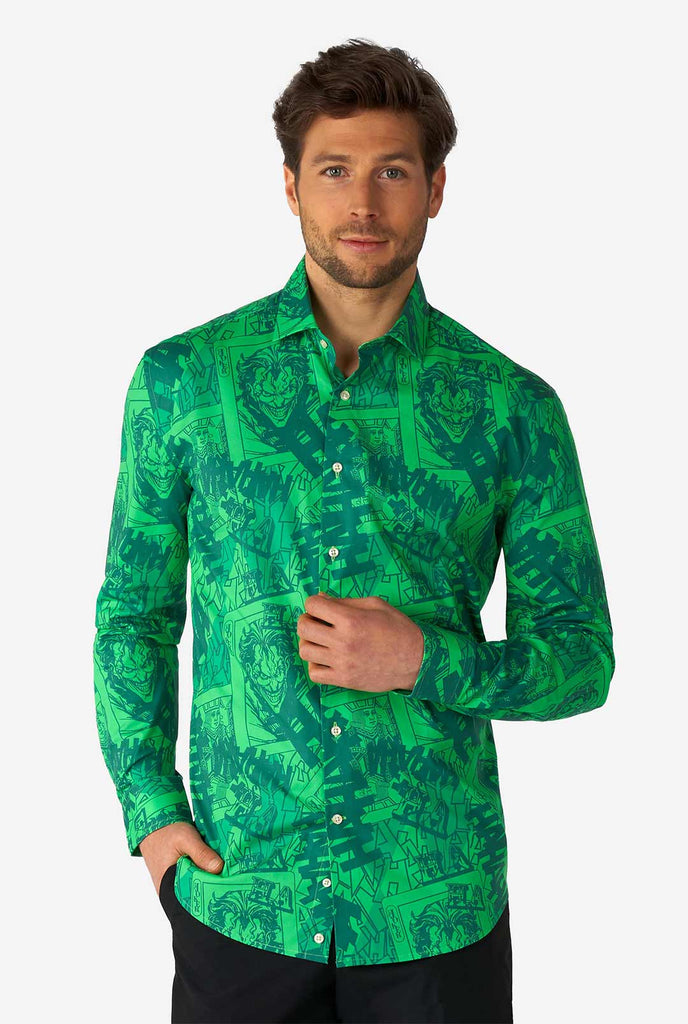 Mann, der ein grünes Hemd mit dem Jokerdruck trägt