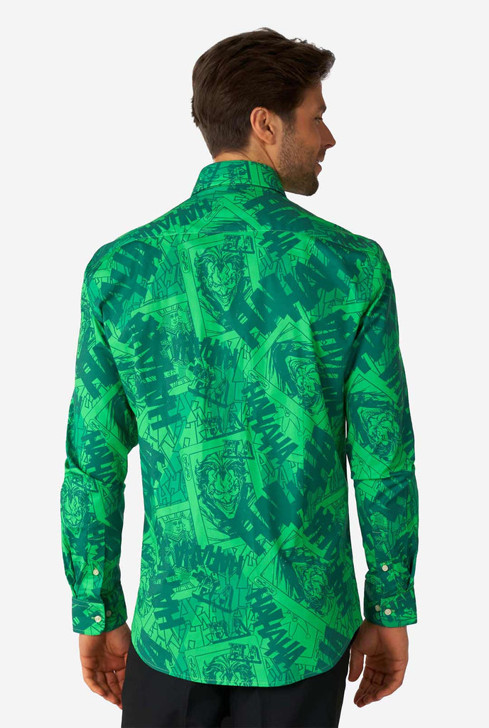 Mann trägt ein grünes Hemd mit dem Jokerdruck, Blick von hinten