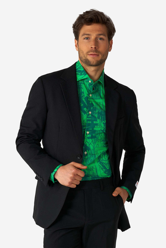Mann, der ein grünes Hemd mit dem Jokerdruck trägt, mit Schwarzen anzug