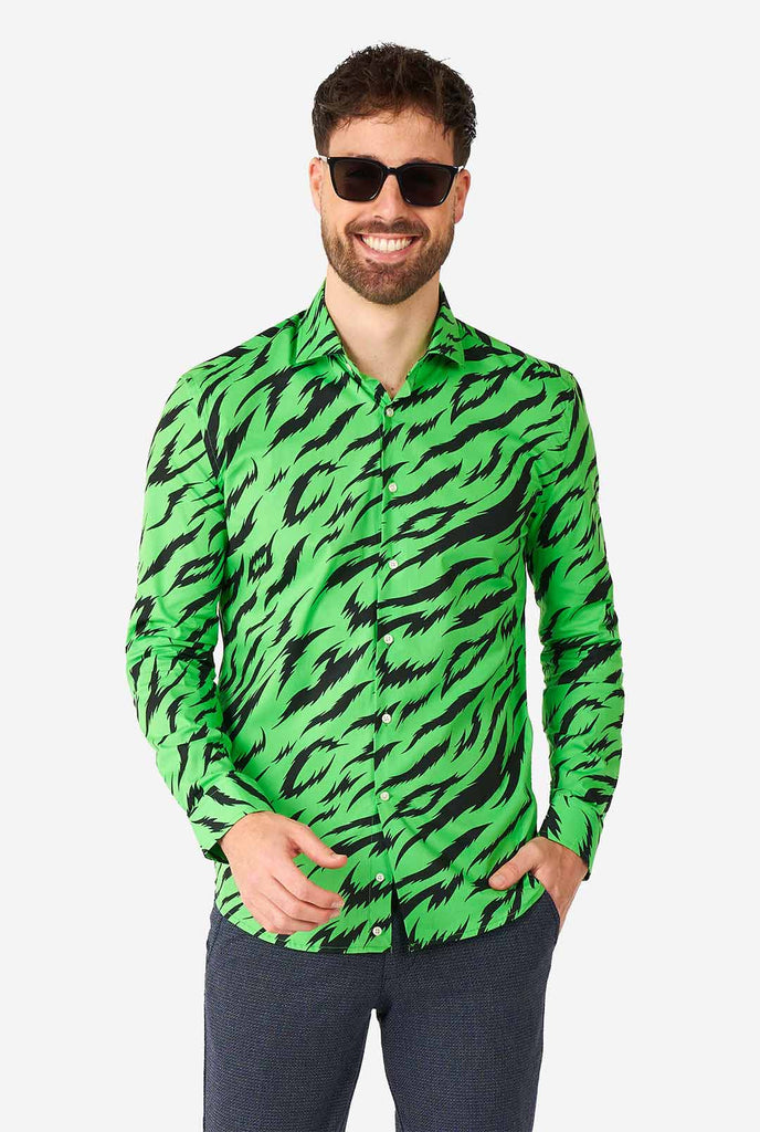 Mann, der Neongrün -Hemd mit Tigerstreifen trägt